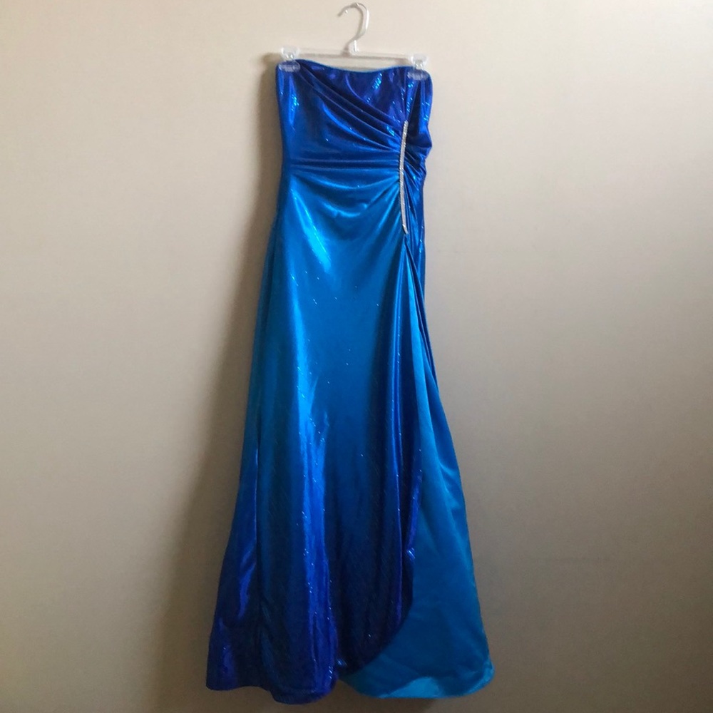 Sleeveless blue prom dress!